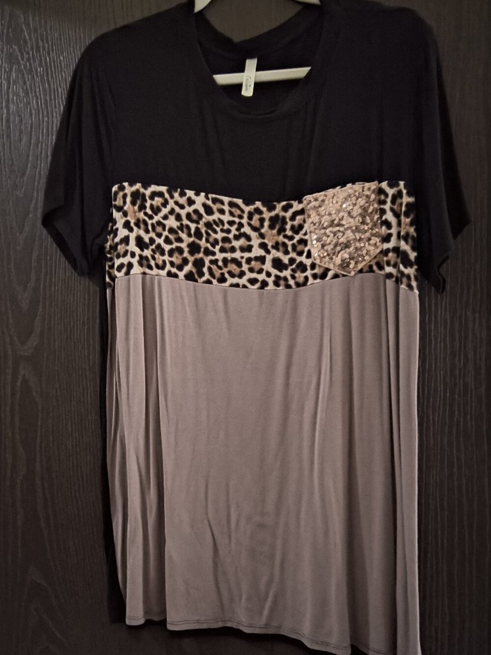 Leopard Sequin Pocket tee